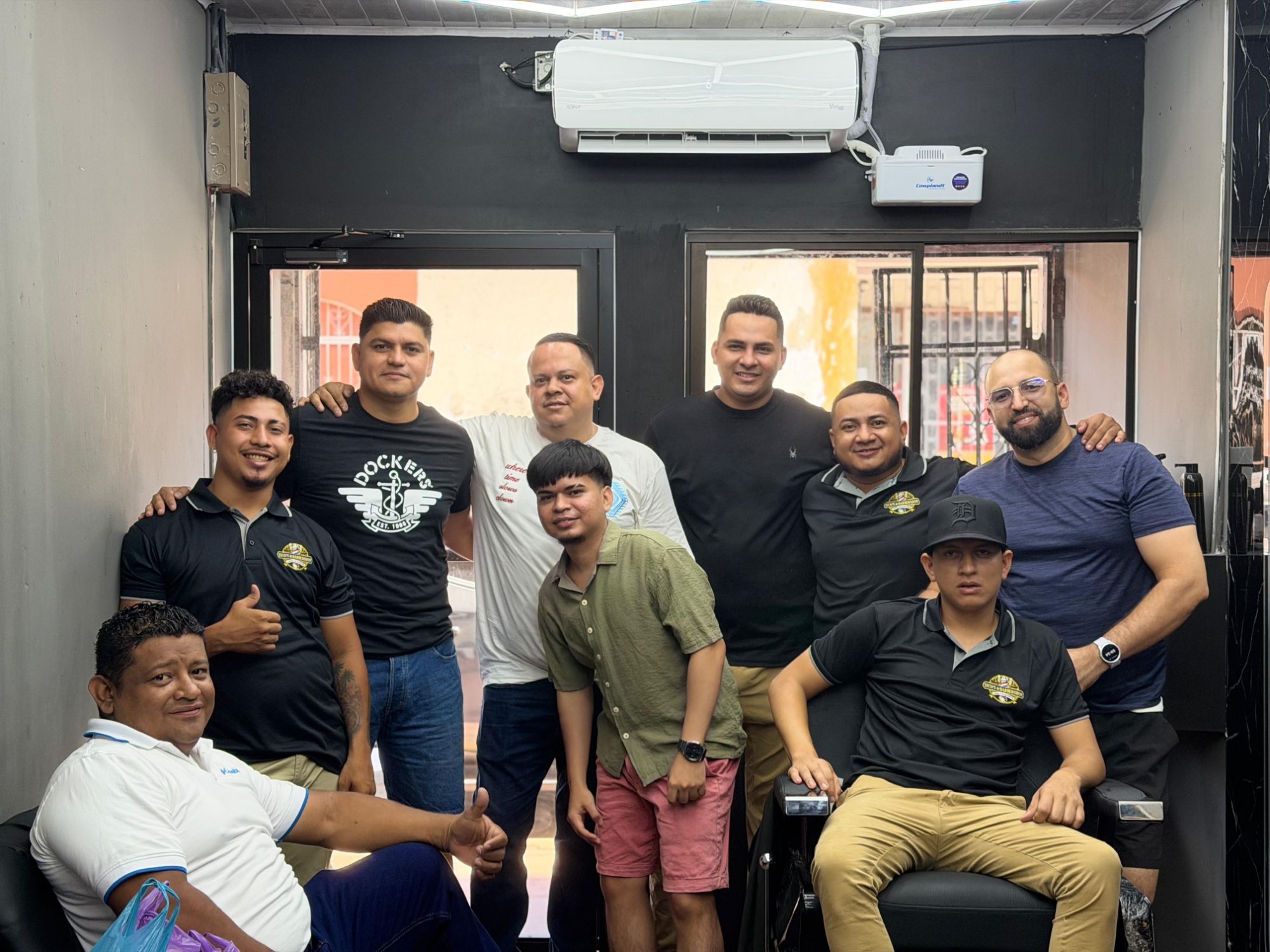 El equipo de barberos con clientes