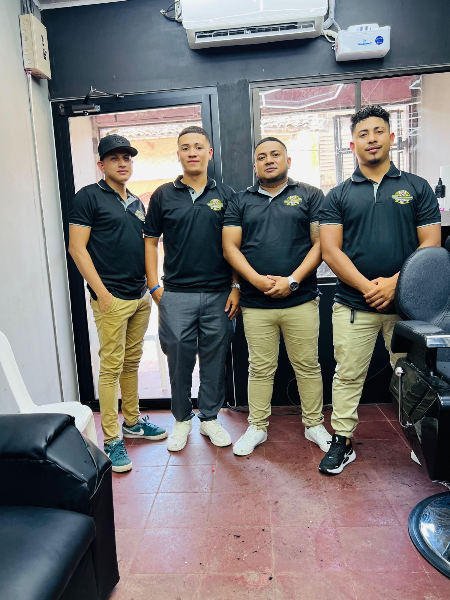 El equipo de Tico's Barbershop con su uniforme