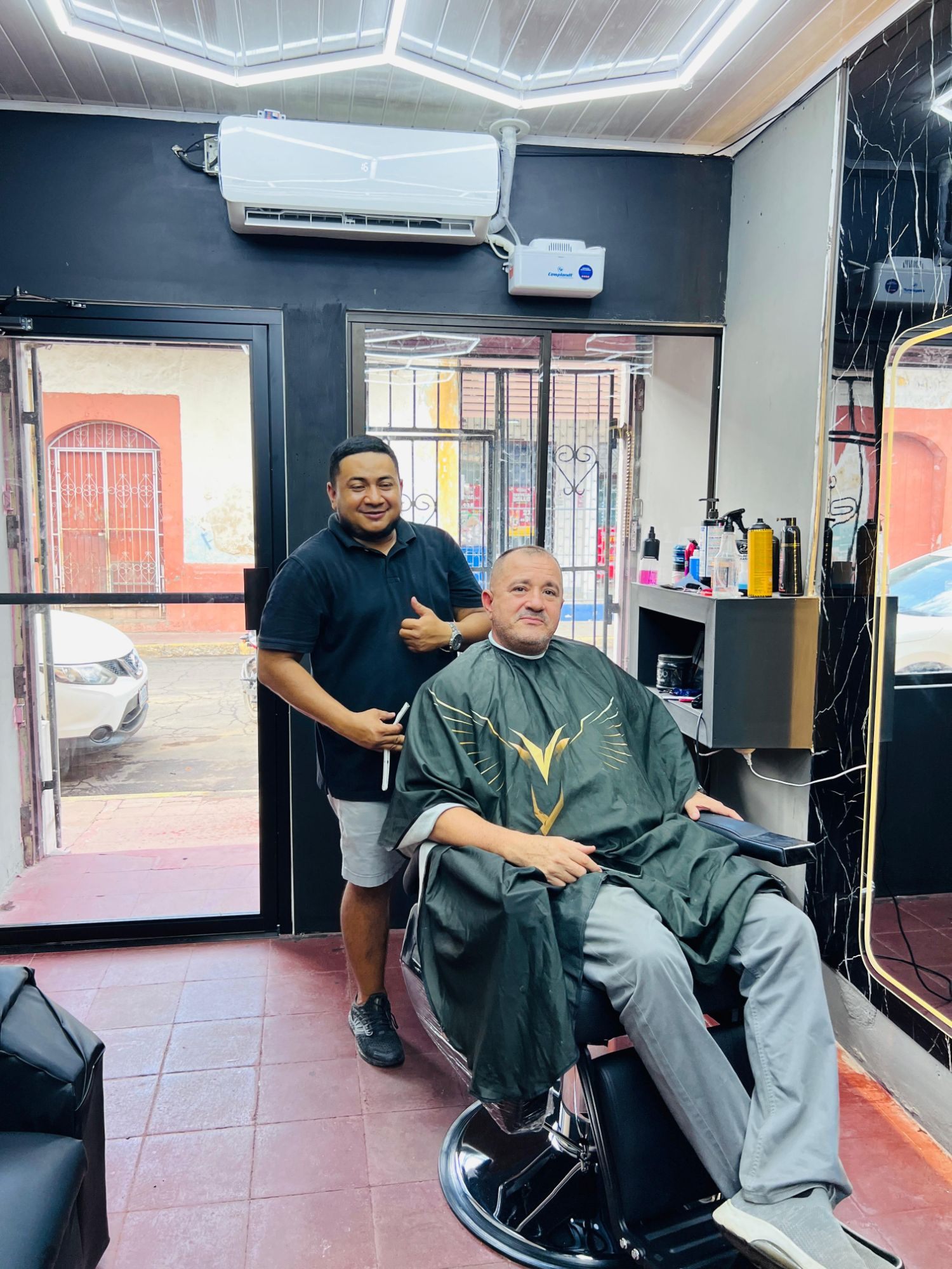 Tico con un cliente recién atendido